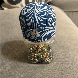 EUC - Singer ~250 Ball Head Steel Straight Pins in Jar w/ Pincushion Top